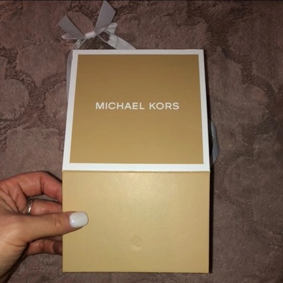 Michael Kors Box - Picture 3 of 7